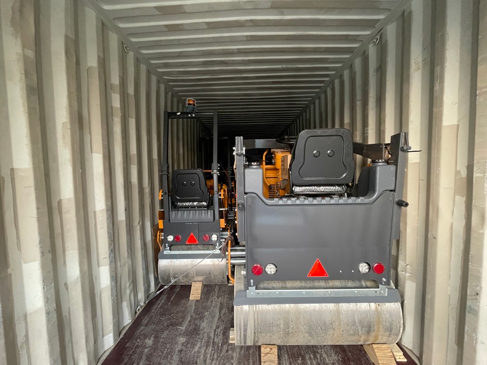 山东云顶yd2223线路检测公司8台双钢轮座驾压路机出口德国首都柏林市